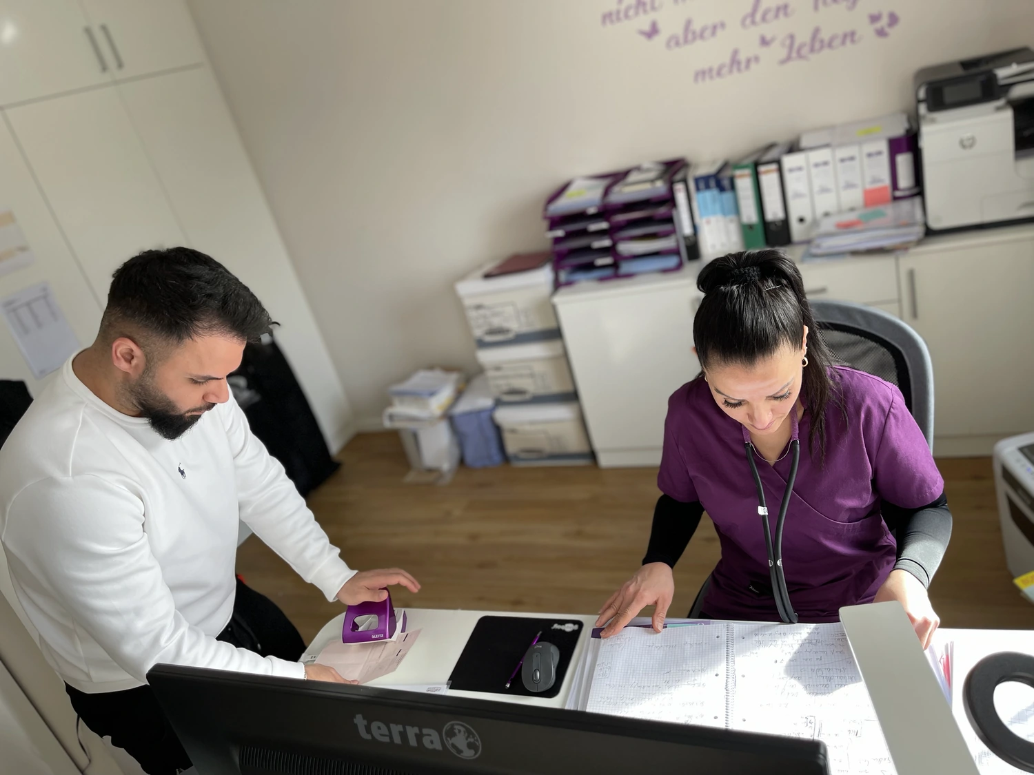 Curamore Team bei der Pflegeplanung im Büro – Arbeit mit Sinn